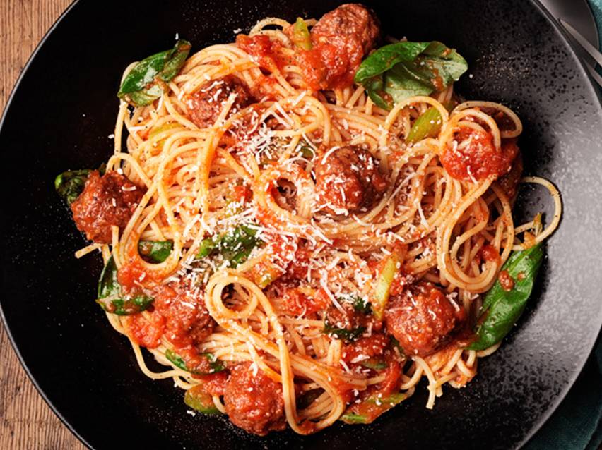 Köttbullar med spaghetti och tomatsås