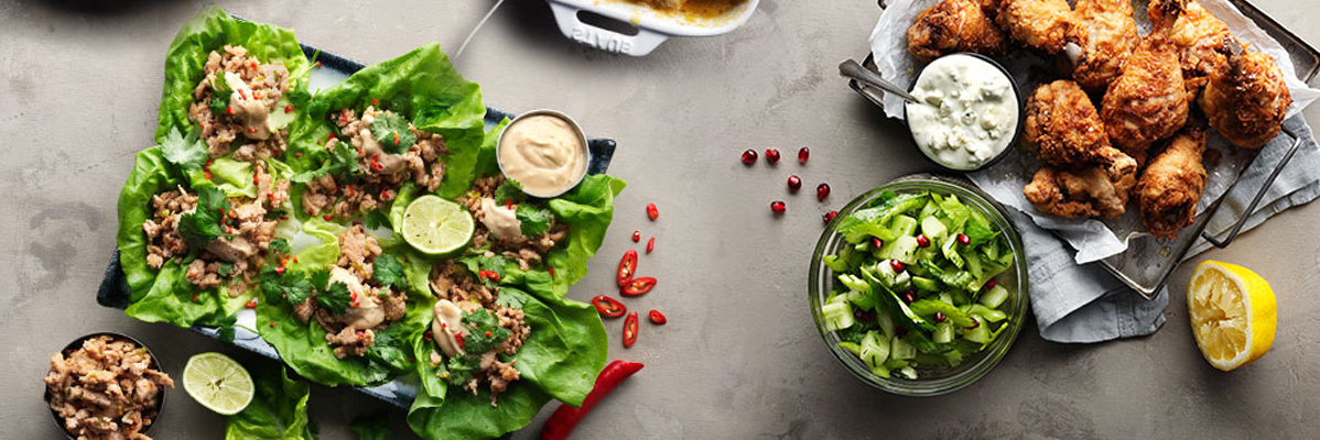Friterad kyckling, sallad och kycklingsallader: en god måltid.