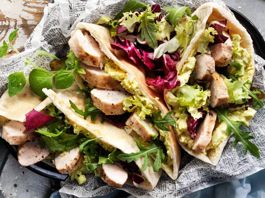 Grillade kycklingbröst i pitabröd