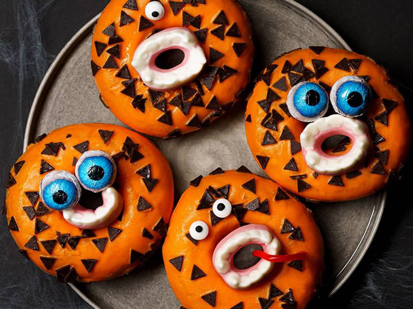 Halloween-donuts med dekorationer.