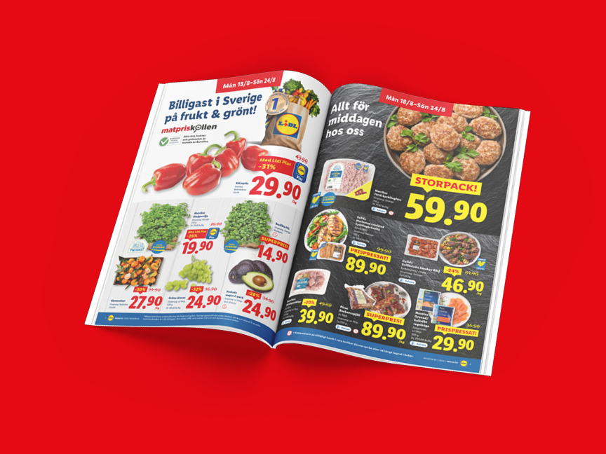 Ett uppslag från en Lidl-reklambroschyr som visar erbjudanden på frukt, grönsaker och köttprodukter.