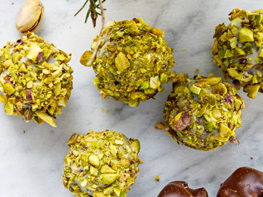 Pistage- och chokladtryfflar.