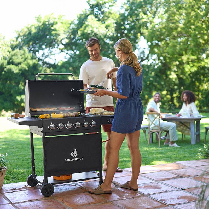 GrillMeister grill med 6 brännare, utomhus.