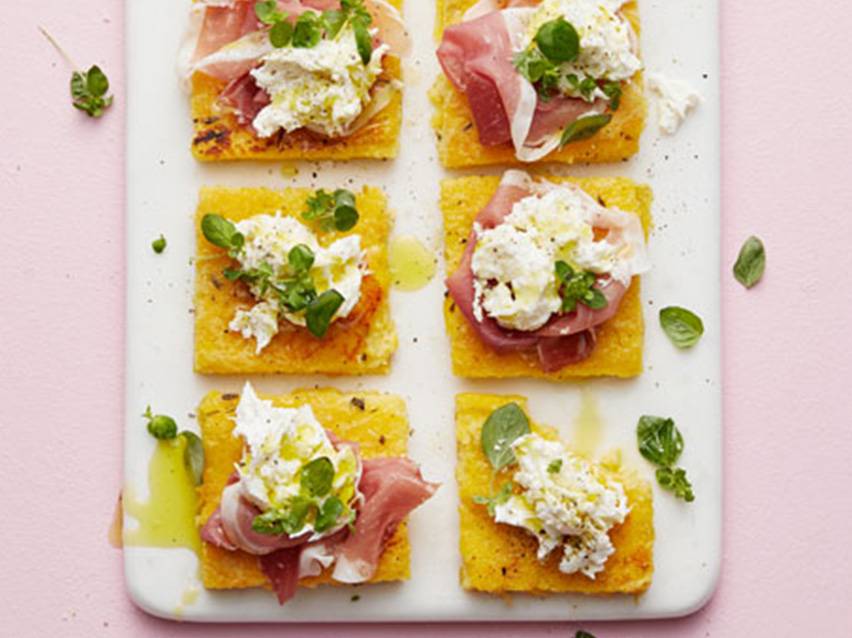 Polenta med prosciutto och ricotta.