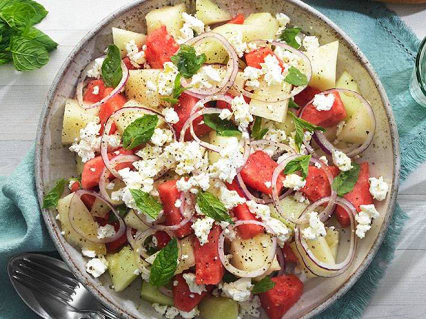 En färgglad sommarsallad med vattenmelon, honungsmelon, fetaost och rödlök.