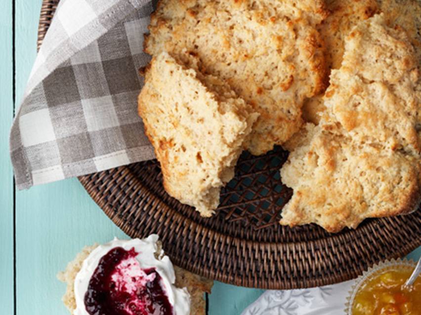Scones och marmelad på ett serveringsfat.