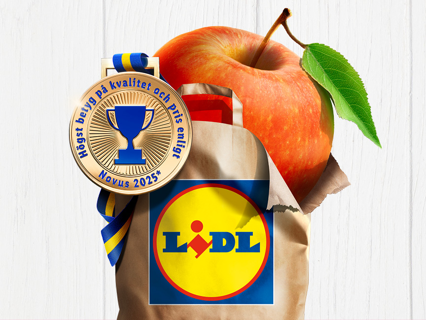 Ett guldmedalj och ett rött äpple som sticker upp ur en brun papperspåse med Lidl-logotypen.
