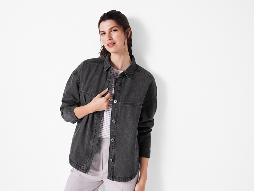 Modell bär en mörkgrå denimskjorta.
