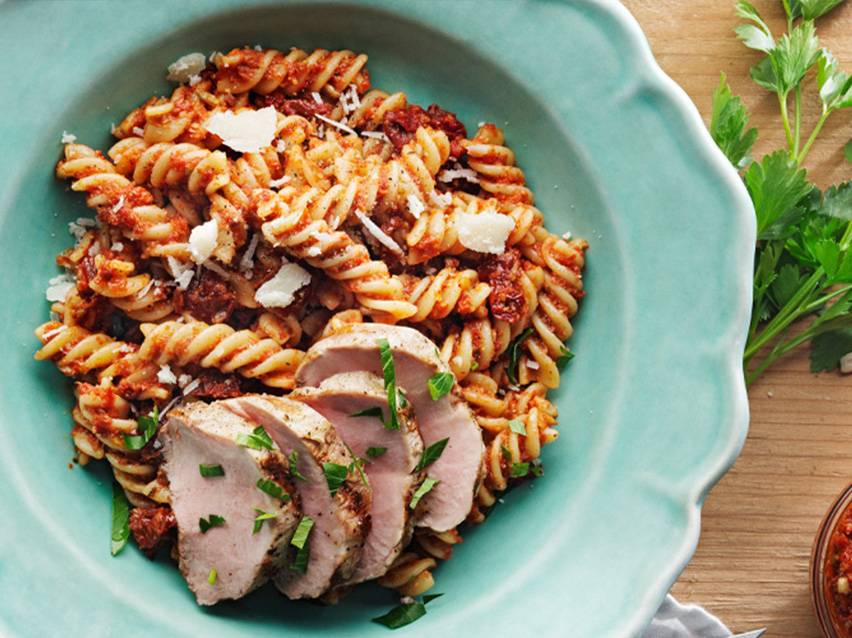 Pasta med soltorkade tomater och fläskfilé.