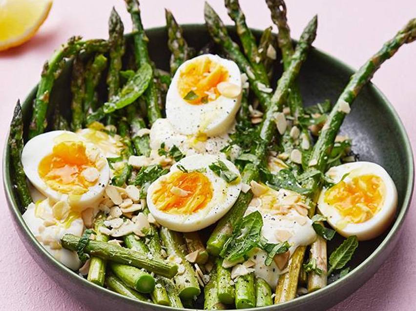 Sparris, ägg och mandel i en krämig sås.