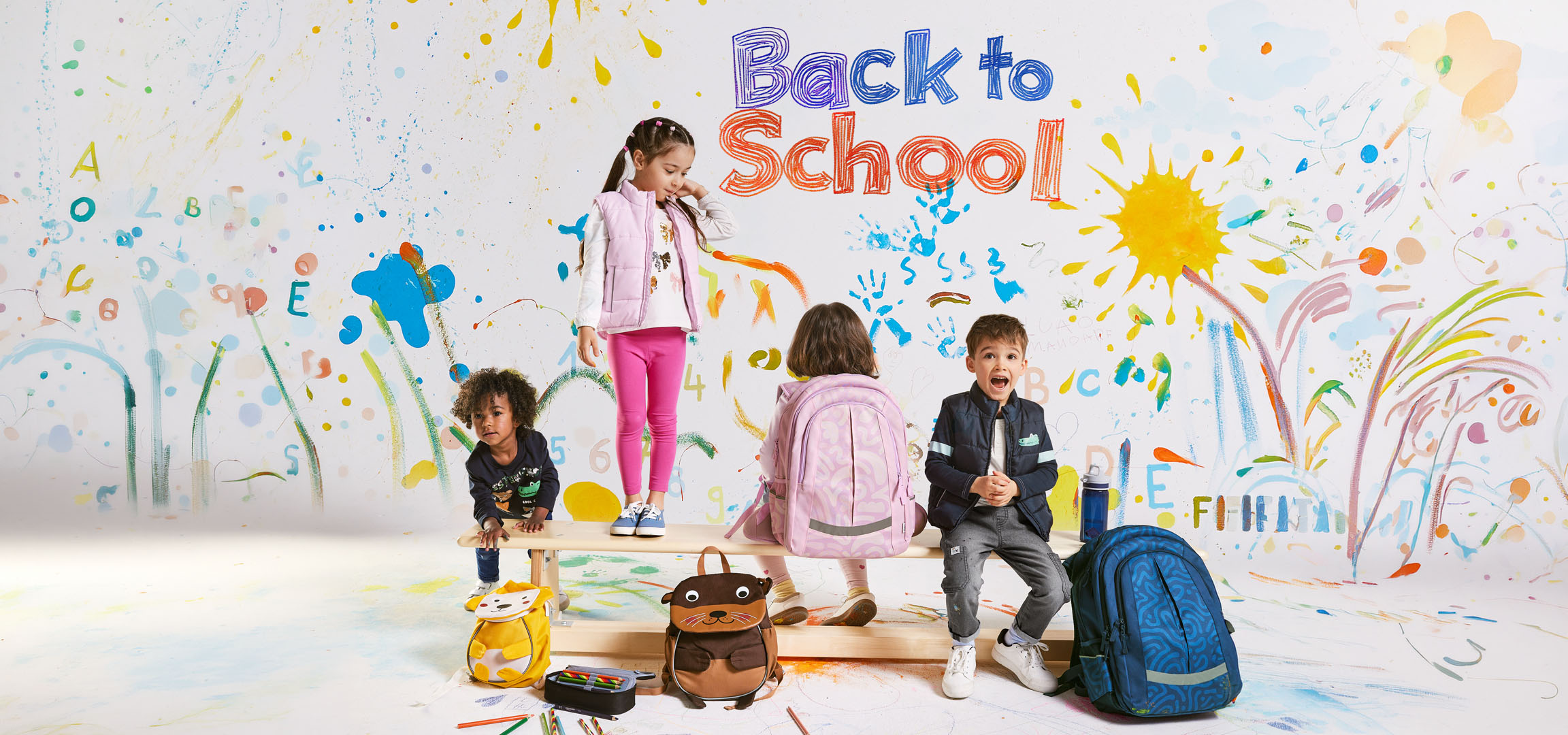 Barn med ryggsäckar och skolmaterial mot en bakgrund av färgglada teckningar med texten