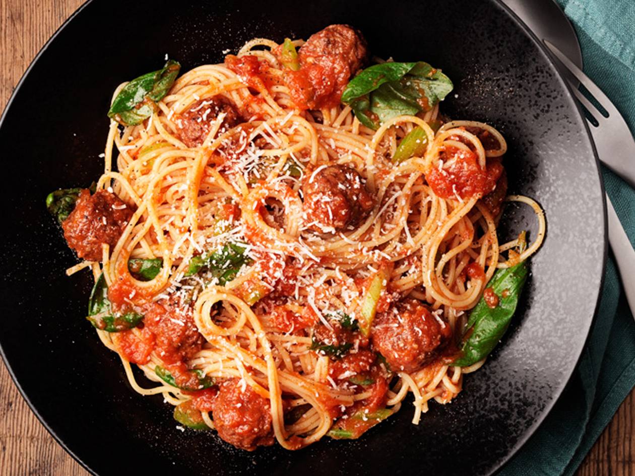 Köttbullar med spaghetti och tomatsås