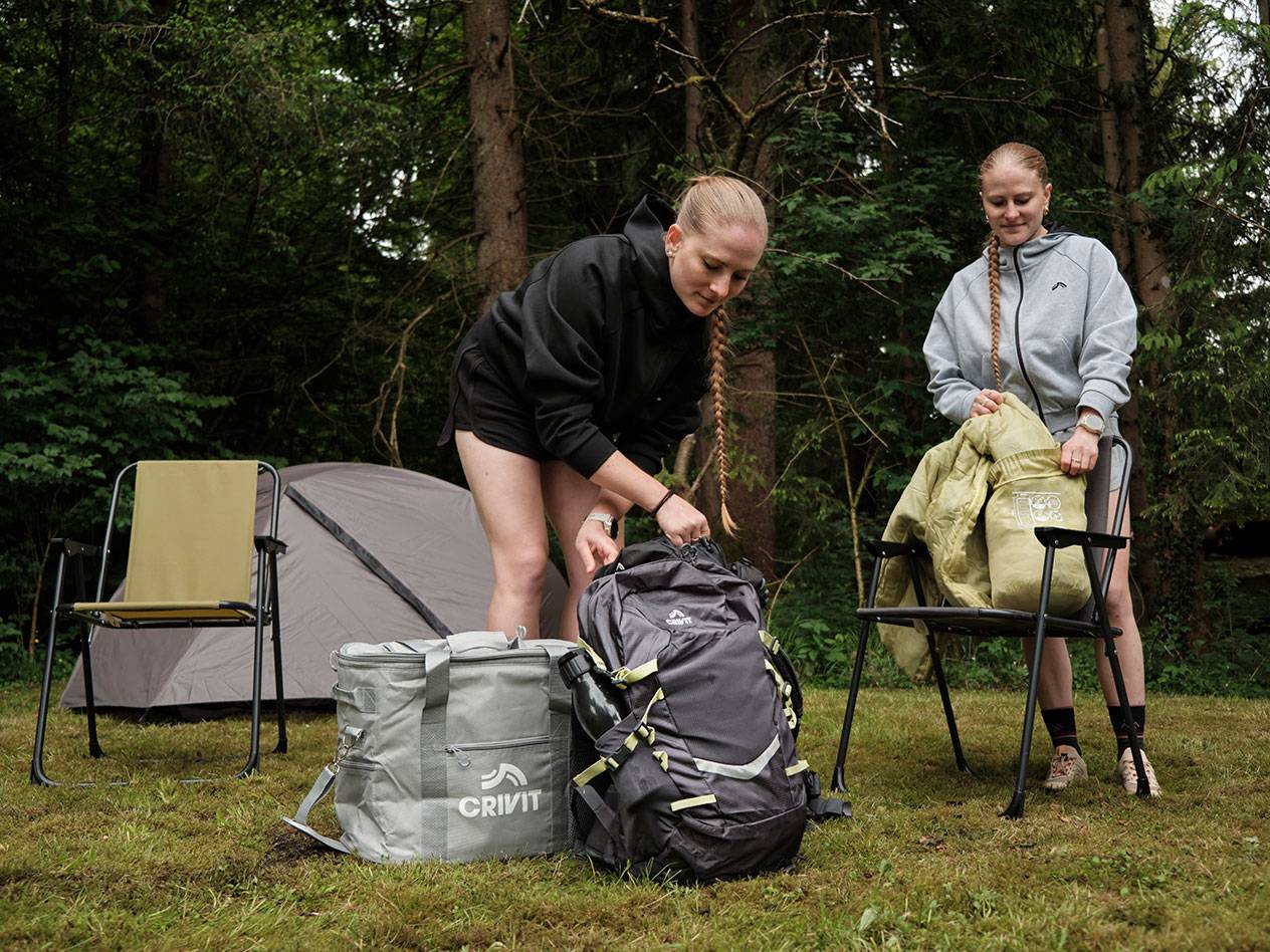 Campingutrustning: Crivit ryggsäck, stolar och tält.