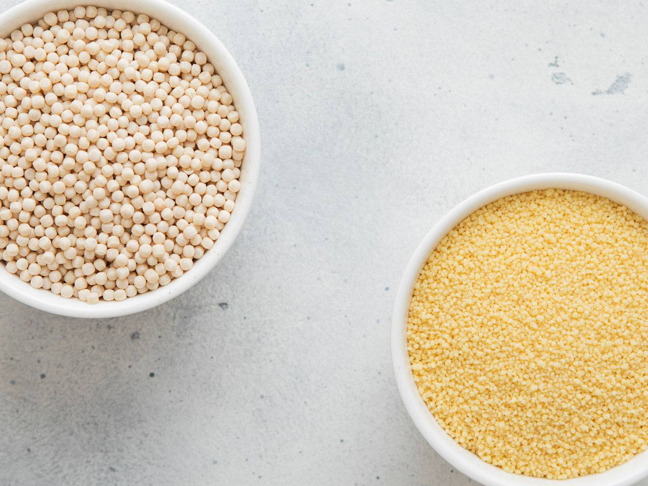 Två skålar med couscous: en med pärlcouscous och en med vanlig couscous.