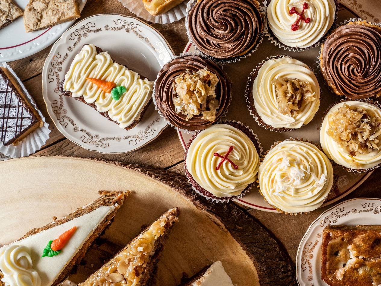 En variation av bakverk, inklusive morotskaka, chokladcupcakes och vaniljcupcakes.