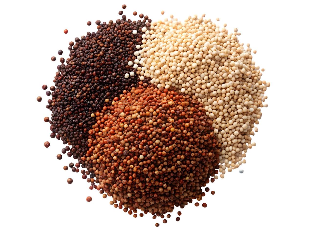 En cirkulär hög med tre sorters quinoa: svart, röd och vit.
