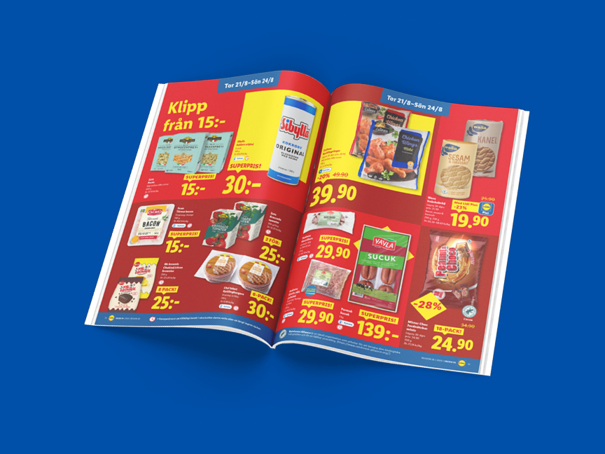 En reklambroschyr med erbjudanden på matvaror som kyckling, bacon, korv och kakor.