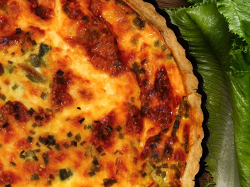 En smakrik quiche med örter.